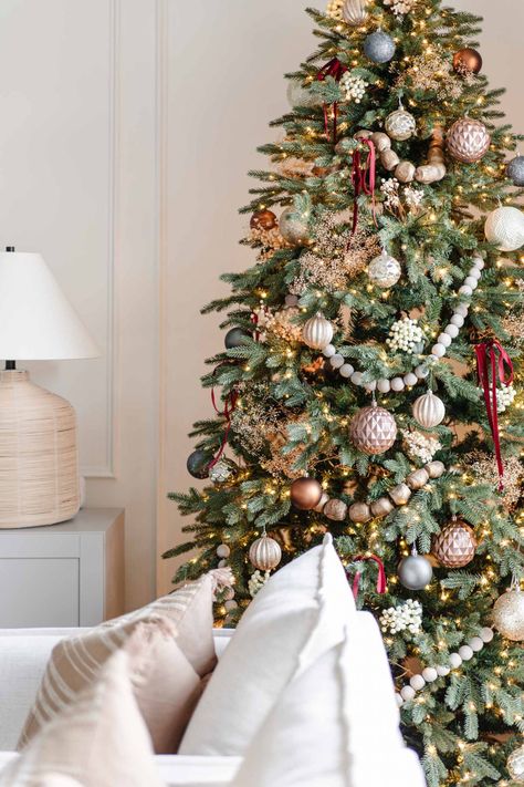 Christmas Tree Inspo, Cozy Christmas Decor, Christmas Living Room, Classic Christmas Tree, Christmas Decor Inspiration, Christmas Decorations Living Room, Christmas Tree Inspiration, Christmas Interiors, Christmas Living Rooms