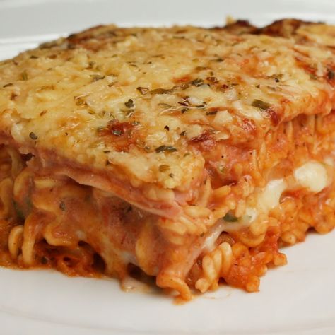 Instant Noodle Lasagna by Tasty Demais Recipe by Tasty Ziti Recipes, Baked Ziti Recipe, Lasagna Noodles, Classic Lasagna, Ramen Noodle Recipes, Baked Chicken Parmesan, Ramen Recipes, Instant Noodle, Baked Ziti