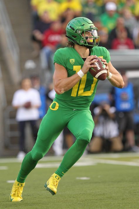 Justin Herbert Oregon, Oregon Ducks Uniforms, Football Swag, College Football Uniforms, Hs Football, Football Drip, Best Uniforms, Oregon Football, Nfl Saints