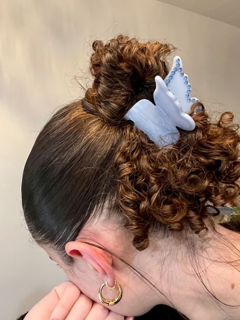 Curly hair style ideas Curly Updo Aesthetic, Hair Claws Hairstyles Curly Hair, Curly Hairstyles With Barrettes, Short Curly Hair Bun, Claw Clip Hairstyles Short Hair, Chloe Core, Curly Hairstyle Ideas, Messy Curly Hair, Club Hair