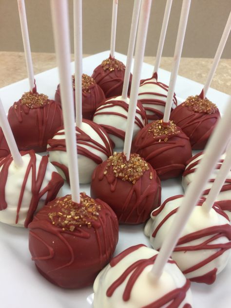 Burgundy and gold cake pops #livaysweetshop Burgundy Cake Pops, Burgundy And Gold Cake, Wedding Cake Burgundy Gold, Centerpieces Burgundy, Burgundy Cake, Gold Cake Pops, Burgundy Wedding Cake, Gold Dessert, Wedding Cake Pops