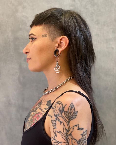 Mullet hairdos for women are slowly yet surely coming back to fashion! Have you ever thought about rocking a mullet? If not, now is the right time to ... Short Hairstyling, Short Fringe Bangs, Queer Hair, Undercut Long Hair, Blonde Moments, Mullet Haircut, Modern Mullet, Woman Shaving, Punk Hair