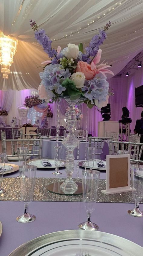 Centro de mesa para quince años Diy Quince Centerpieces, Quince Court Table Purple, Xv Centerpieces, Centerpieces With Wine Glasses, Purple Quinceanera Theme, Quince Centerpieces, Baby Blue Quinceanera, Light Purple Wedding, Purple Sweet 16