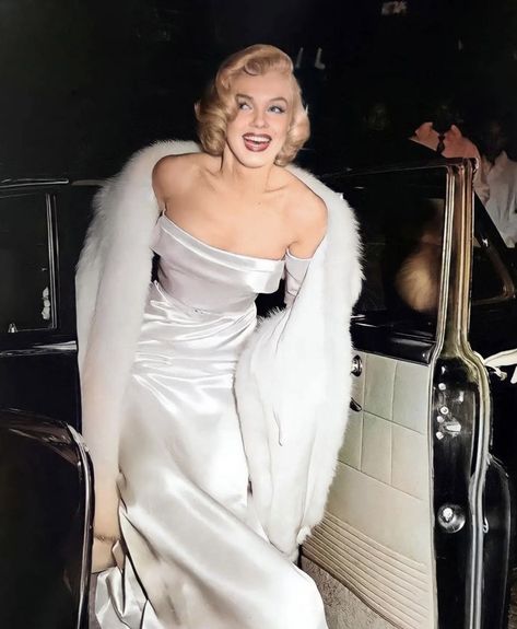 Marylin Monroe Dress, Marilyn Monroe Wedding, Golden Wedding Dress, Brides Sister, Marilyn Monroe Dress, Monroe Dress, Marilyn Monroe Fashion, Vintage Hollywood Glamour, Hollywood Dress