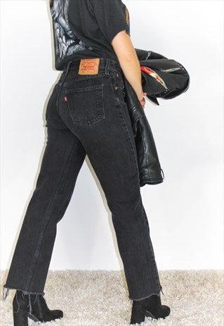 Black Levis Outfit, 501 Levis Women Outfits Street Styles, Levis 501 Outfit Street Style, Levi Jeans Aesthetic, 501 Levis Women Outfits, Black Levi 501, Levis 501 Outfit, Trouser Ideas, 501 Outfit