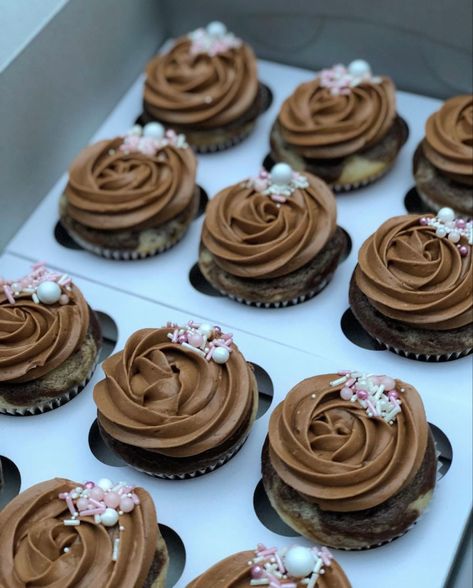 Chocolate Italian Buttercream, Chocolate Cupcakes Decoration, Frosting For Chocolate Cupcakes, Baking Room, Marble Cupcakes, Rosette Cupcakes, Summer Birthday Cake, Girl Birthday Cupcakes, Italian Buttercream