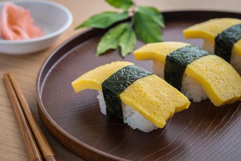 Tamago Sushi Recipe, Sushi Healthy, Tamago Sushi, Japanese Omelet, Healthy Sushi, Using Chopsticks, Sushi Recipe, Nigiri Sushi, Nori Seaweed