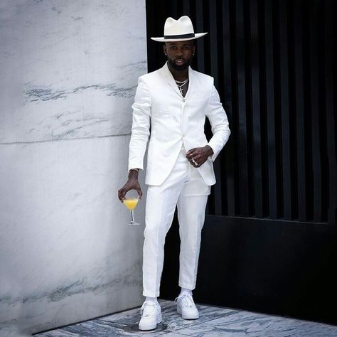 White Party Outfit Male, Sneaker Gala, Tuxedo Groomsmen, Outfit Hombres, Black Mens Fashion Suits, Mens White Suit, Tuxedo White, Christmas Gala, Minimal Shirt Design