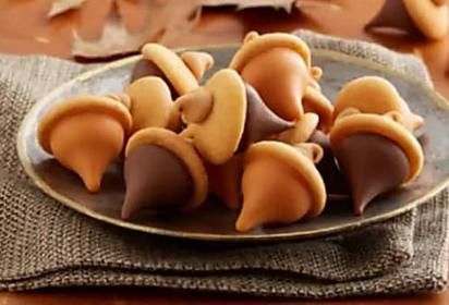 Acorn Treats, Decorator Frosting Recipe, Acorn Cookies, Dump Cake Pumpkin, Thanksgiving Treats, Wafer Cookies, Butterscotch Chips, Kisses Chocolate, Reeses Peanut Butter