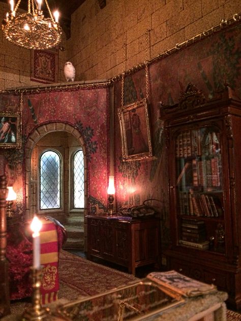 Harry Potter Gryffindor common room Harry Potter Common Room, Hery Potter, Gryffindor Common Room, Gryffindor Pride, Stile Harry Potter, Glume Harry Potter, Gryffindor Aesthetic, Harry Potter Wall, Tapeta Harry Potter