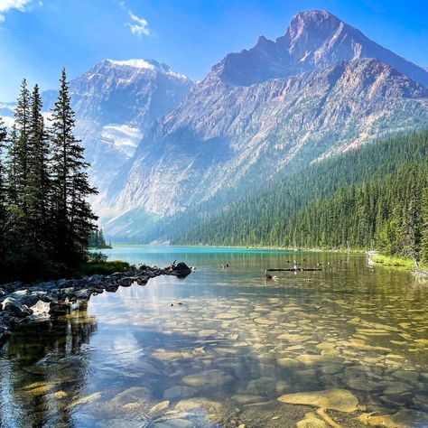 14 Marvelous Things to do in Jasper National Park, Canada this summer! Click through for everything yo need to know about Jasper including Maligne Lake, Spirit Island, Maligne Canyon, The Icefields Parkway, Pyramid Lake, Athabasca Falls, Sunwapta Falls, The Tonqiun Valley, hiking, biking, canoeing, the Jasper Park Lodge, and more! #jasper #alberta #jaspernationalpark #madetoexplore #travelalberta Jasper National Park Canada, Park Activities, Jasper Canada, Jasper Park, Alberta Travel, Maligne Lake, Canada National Parks, Jasper National Park, Canada Road Trip