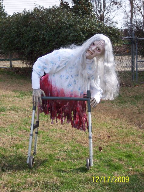 legless walker Scary Halloween Decorations Outdoor, Dekorasi Halloween, Casa Halloween, Halloween Fest, Creepy Halloween Decorations, Halloween Zombie, Halloween Prop, Scary Halloween Costumes, Halloween Yard Decorations