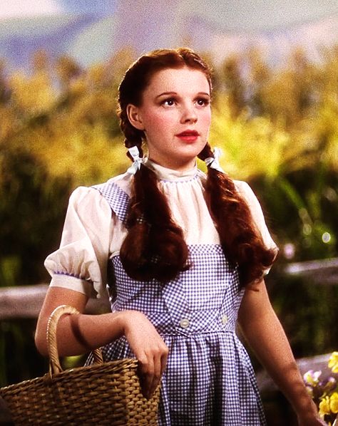 This is a picture of Dorothy. She is the main character of the book. Her personality is great and she is a very loving person. Dorothy Wizard Of Oz, Wizard Of Oz 1939, Dorothy Gale, Liza Minnelli, The Wonderful Wizard Of Oz, Athletic Hairstyles, The Wizard Of Oz, Actrices Hollywood, Judy Garland