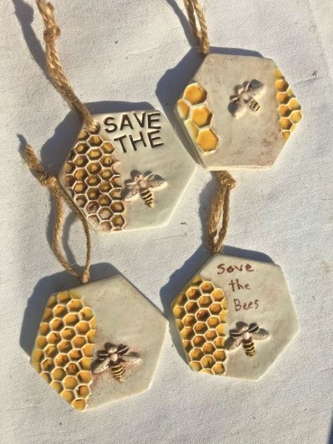 Ceramic Bee Hive, Diy Bee Ornament, Bee Clay Art, Bee Ornaments Diy, Ceramics For Kids, Ceramic Bees, Christmas Bees, Craft With Yarn, Bee Ceramics