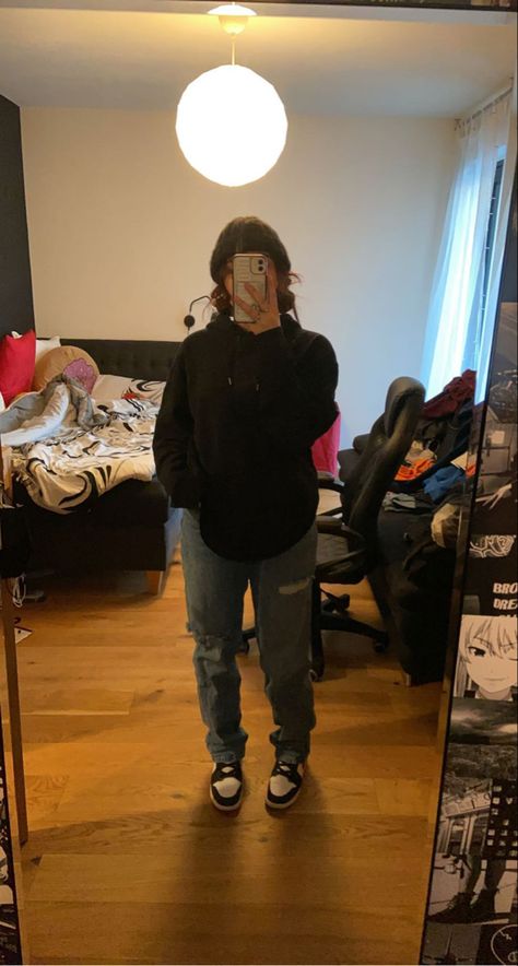 cute school fit with beanie and jordans Beanie Outfit Girl, Cute Outfits With Beanies, Outfit With Beanie, Outfits With Beanies, Outfit Ideas Sweatpants, Beanie Hat Outfit, Cute School Fits, Black Sweater Outfit, Jordans Outfit