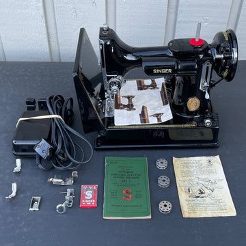 Singer Featherweight Sewing Machines for Sale – Fabulous Singer Featherweights Singer Featherweight Sewing Machine, Featherweight Sewing Machine 221, Singer Featherweight 221, Sewing Machine For Sale, Featherweight Sewing Machine, Antique Sewing Table, Sewing Machine Embroidery, Singer Sewing Machine, Singer Sewing