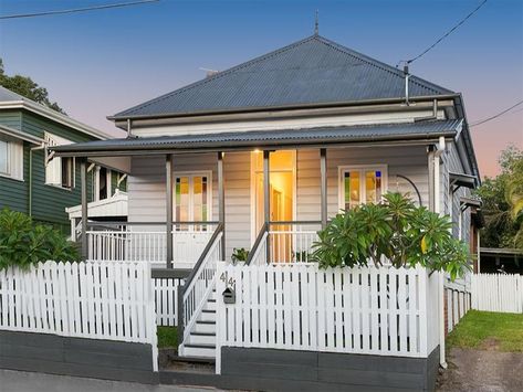 44 Daventry St, West End, Qld 4101 Queenslander Homes Exterior, Workers Cottage, Cottage Floor Plan, Queenslander House, Weatherboard House, Bungalow Renovation, Cottage Renovation, Cottage Exterior, House Paint Exterior