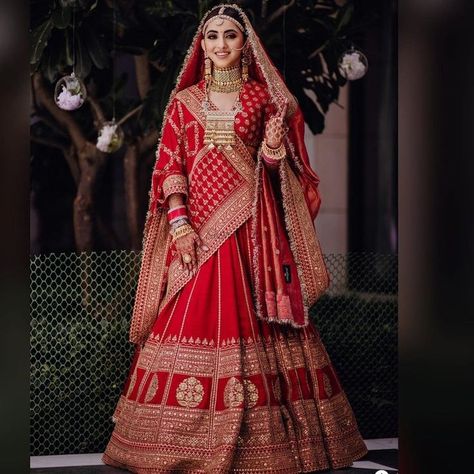 Sabyasachi Lehenga Bridal Red, Sabyasachi Lehenga Bridal Royals, Red Sabyasachi Lehenga, Bridal Dupatta Designs, Sabyasachi Bridal Lehenga, Royal Bride, Best Indian Wedding Dresses, Sabyasachi Bride, Pengantin India