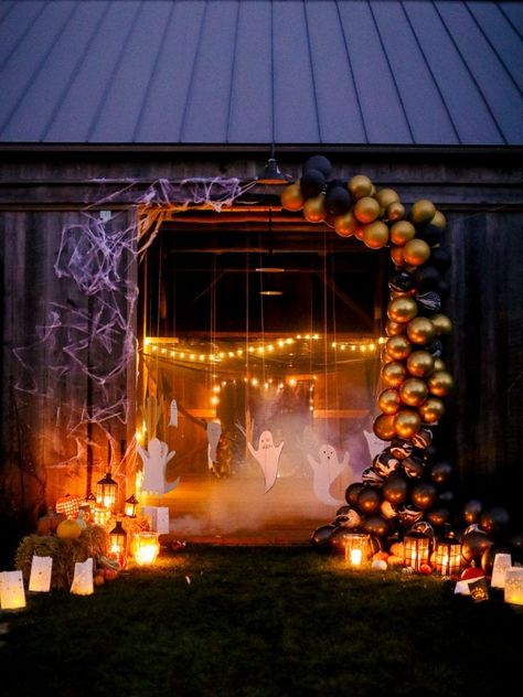 Barn Party Decorations, Halloween Barn, Classy Halloween Party, Paper Bag Lanterns, Barn Birthday Party, Boo Bash, Classy Halloween Decor, Halloween Outside, Halloween Eve