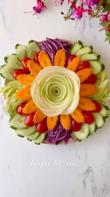 Colourful Salad Ideas, Vegetable Salad Plating Ideas, Salad Ideas Decoration, Vegetable Decorations Ideas, Fancy Salads Presentation, Vegetable Salad Decoration Ideas, Salad Platter Ideas, Salad Decoration Ideas Vegetables, Salad Presentation Ideas