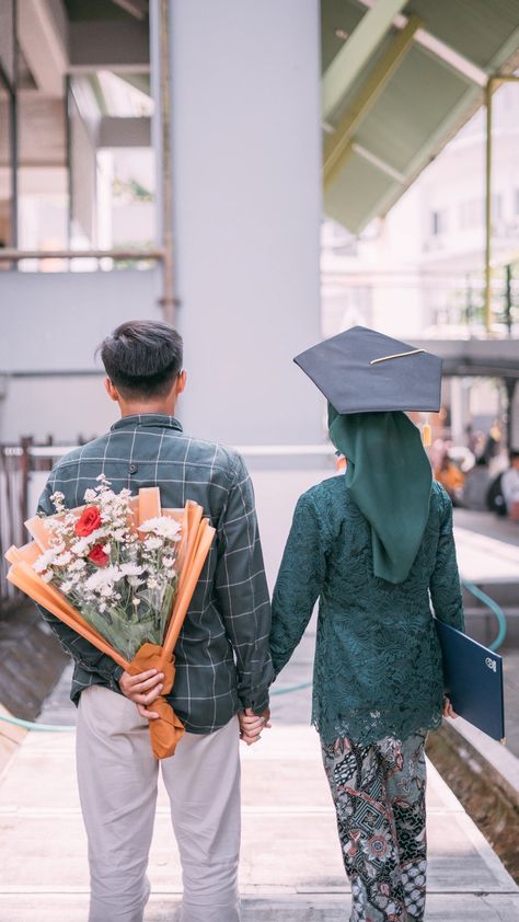 you & me #UINSunanKalijagaGraduation Foto Studio Wisuda Couple, Grad Photos Couple, Wisuda Couple, Graduation Photography Poses, Graduation Poses, Bridal Makeup Natural, Photoshoot Studio, Graduation Photography, Graduation Photoshoot