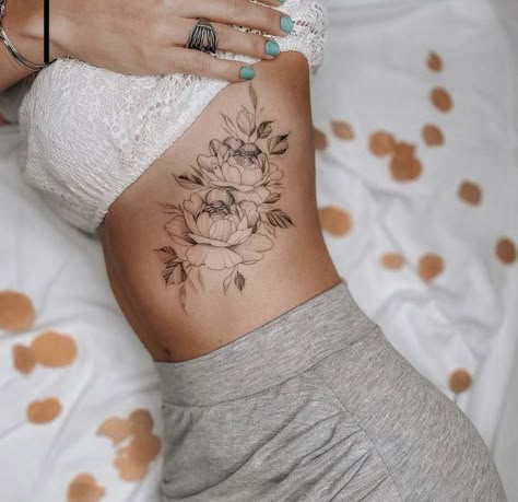 Flower Tattoo On Ribs, Side Tattoos Women, Underboob Tattoo Designs, Rib Tattoos For Women, Ribcage Tattoo, Underboob Tattoo, Leo Tattoos, Chest Tattoos For Women, Inspiration Tattoos