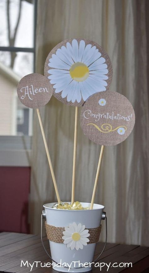 Rustic Decorations Party, Flower Theme Party, Cheap Table Decorations, Daisy Centerpieces, Diy Daisy, Daisy Invitations, Daisy Decorations, Spring Party Decorations, Rustic Decorations