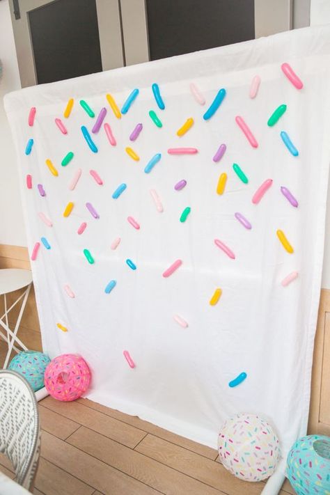 Ice Cream Birthday Party Theme, Diy Ballon, Donut Themed Birthday Party, Babyshower Party, Sprinkle Shower, Party Photo Backdrop, Sprinkle Party, Donut Birthday Parties, Ice Cream Birthday Party