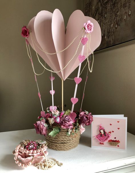 Flower Box Diy Gift, Diy Gifts For Bff Creative, Valentine Ballons Ideas, Balloon Valentine, Simple Valentines Gifts, Bff Cards, Hot Air Balloon Craft, Diy Valentines Day, Diy Valentine's Day Decorations