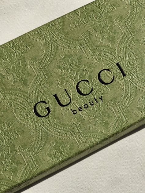 Gucci Green Packaging, Gucci Branding Design, Green Packaging Design Boxes, Gucci Packaging Design, Luxury Green Packaging, Gucci Beauty Aesthetic, Green And Gold Packaging, Luxury Green Branding, Luxury Packaging Design Boxes Branding