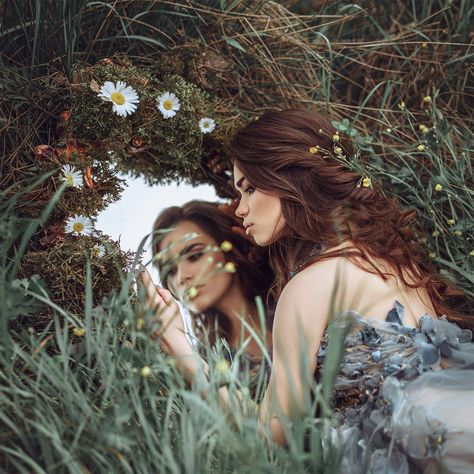 Fairytale Photoshoot, Fairy Photoshoot, Mirror Photography, Nature Photoshoot, Reflection Photography, Fairytale Photography, Photographie Inspo, Fantasy Photography, Outdoor Photoshoot