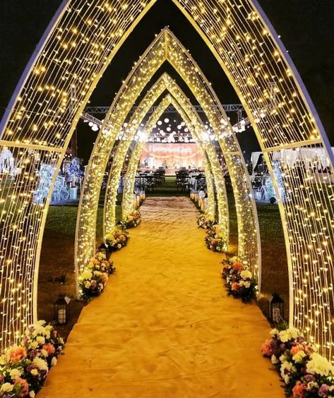 WEDDINGD IN GOA.IN on Instagram: "Presenting a starry pathway lined with pastel florals💃🏻✨ Could it be any more magical, we ask?🌺 Here to bring the stars to you, to light up your big day, is @reynoldweddings 🥳 Wedding planner & decor: @reynoldweddings Venue: @itcgrandgoa 🤗Tag us to get your posts shared on our instagram page 👇🏻 📣 #weddingsingoa.in 📣 @weddingsingoa.in 📩 Email your pictures to info@weddingsingoa.in Send us your best images and get picture credits and stories on our pa Pathway For Wedding, Marriage Stage Decoration Indian, Entrance Decor For Wedding, Pathway Decor Wedding, Wedding Pathway Decor, Star Wedding Decorations, Haldi Decorations, Pathway Decor, Indian Wedding Stage