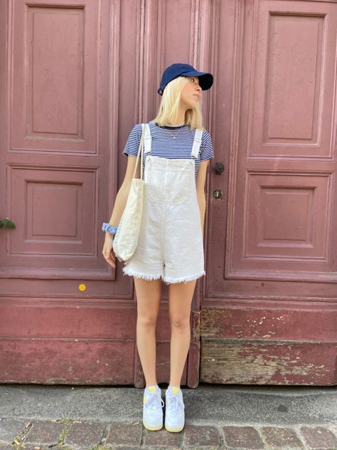 White Dungarees Outfits Summer, White Short Jumpsuit Outfit, White Shortalls Outfit, White Overalls Outfit Aesthetic, White Overalls Outfit Summer, White Overall Shorts Outfit, White Short Overalls Outfit, White Overalls Outfit Shorts, Short Overalls Outfit Aesthetic