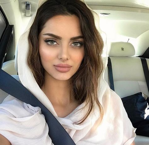 Pinterest @randharith Persian Women, Iranian Beauty, Iranian Women Fashion, Arabian Beauty Women, Arab Beauty, Iranian Women, Beautiful Muslim Women, Arab Women, Maquillaje Natural