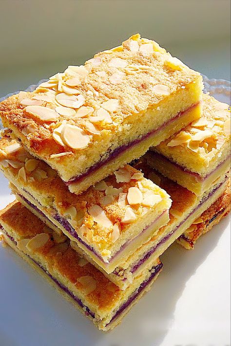 Shortbread Bars Recipes, Delish Cakes, Cookies Chocolate Chip, Tray Bake Recipes, Bakewell Tart, Shortbread Bars, Dessert Aux Fruits, Cookies Easy, Cookies Chocolate