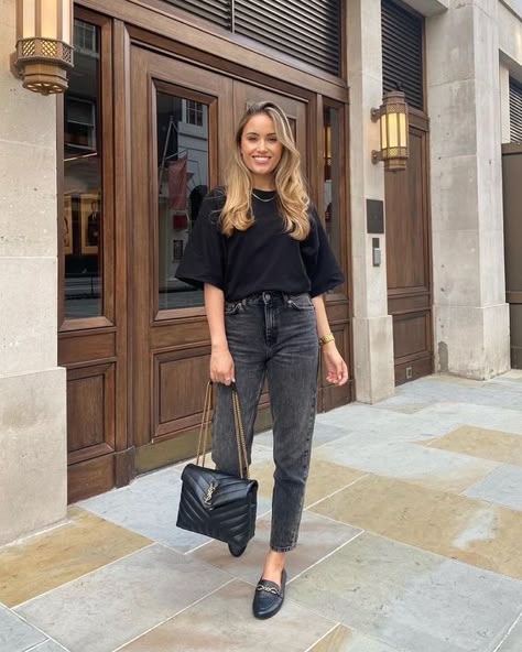 25 Coolest Grey Jeans Outfits For Spring - Styleoholic Black Brogues Outfit Women, Very Demure Outfit, Mom Jeans Boots Outfit, All Black Outfit Classy, Mule Outfits, Black Mom Jeans Outfit, Kate Hutchins, Grey Jeans Outfit, Look Office