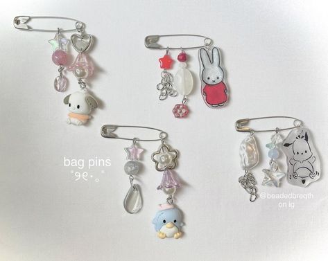 Broches Aesthetic Mochila, Keychain Aesthetic Ideas, Diy Phone Charms, Bag Pins Aesthetic, Keychains Aesthetic, Phone Charms Aesthetic, Cute Phone Charms, Beaded Pins, Keychain Aesthetic