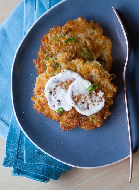 Cheesy Quinoa Cakes with a Roasted Garlic and Lemon Aioli Cheesy Quinoa, Quinoa Cakes, Quinoa Cake, Quinoa Dishes, Spoon Fork Bacon, Lemon Aioli, Aioli Recipe, Comfort Desserts, Think Food