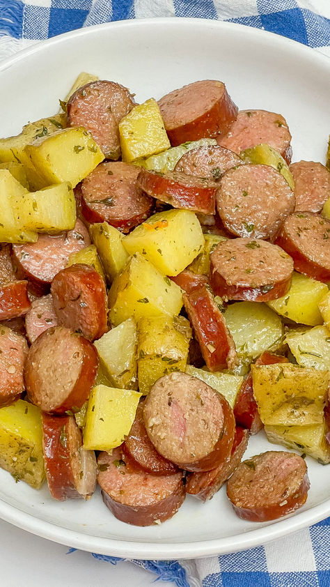 Easy Kielbasa and Potatoes Polska Kielbasa Recipes, Easy Kielbasa Recipes, Kielbasa Sausage Recipes, Smoked Sausage And Potato Recipe, Polska Kielbasa, Kielbasa And Potatoes, Quick Delicious Dinner, Kielbasa Recipes, Fast Dinner