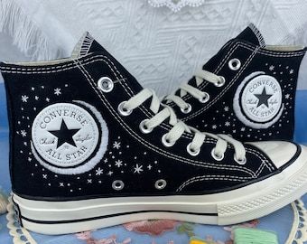 UGURStudio - Etsy Canada Converse Embroidery, Floral Converse, Cute Converse Shoes, Mode Converse, Converse 1970s, Converse Design, Cute Converse, Embroidered Converse, Boty Nike