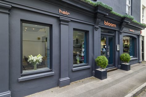 Hair Salon Building Exterior, Beauty Salon Outside Design, Hair Salon Exterior Store Fronts, Beauty Salon Shop Front Design, Hair Salon Exterior Design, Salon Facade Design, Salon Exterior Ideas Store Fronts, Beauty Salon Exterior Design, Hair Salon Exterior