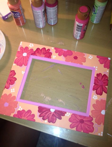 Painted Picture Frames Aesthetic, Picture Frames Decoration Ideas, Cute Painted Frames, Painting Ideas On Picture Frames, Painted Wooden Picture Frames, Diy Painted Picture Frames Ideas, Decorating A Picture Frame, Painting On Picture Frames, Decorate Photo Frame