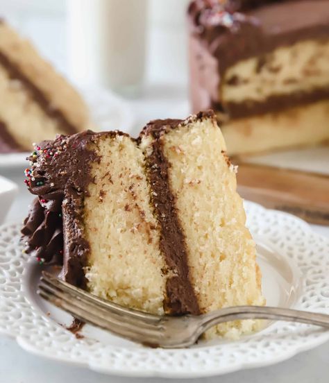 Vanilla Cake Recipe With Chocolate Frosting Vanilla Cake With Chocolate Frosting, Cake With Chocolate Frosting, Patty Cake, Yellow Cake Recipe, Buttermilk Cake, Chocolate Frosting Recipes, Cake Frosting Recipe, Torte Cupcake, Chocolate Buttercream Frosting