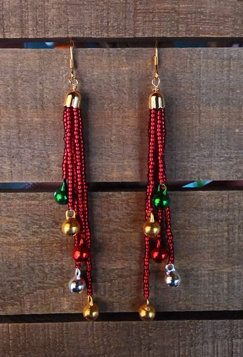 Jingle Bell Earrings, Christmas Earrings Beaded, Beaded Christmas Jewelry, Diy Xmas Earrings, Christmas Bead Crafts, Christmas Earrings Diy, Holiday Earrings Diy, Beaded Christmas Earrings, Christmas Beaded Earrings