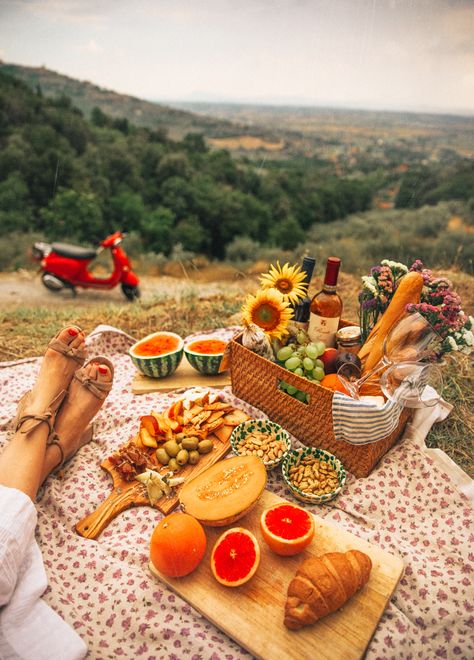 Italian Picnic - Classy Girls Wear Pearls Italian Picnic, Picnic Date Food, Picnic Photography, Plats Healthy, Fall Picnic, Classy Girls Wear Pearls, Picnic Inspiration, Romantic Picnics, Wear Pearls