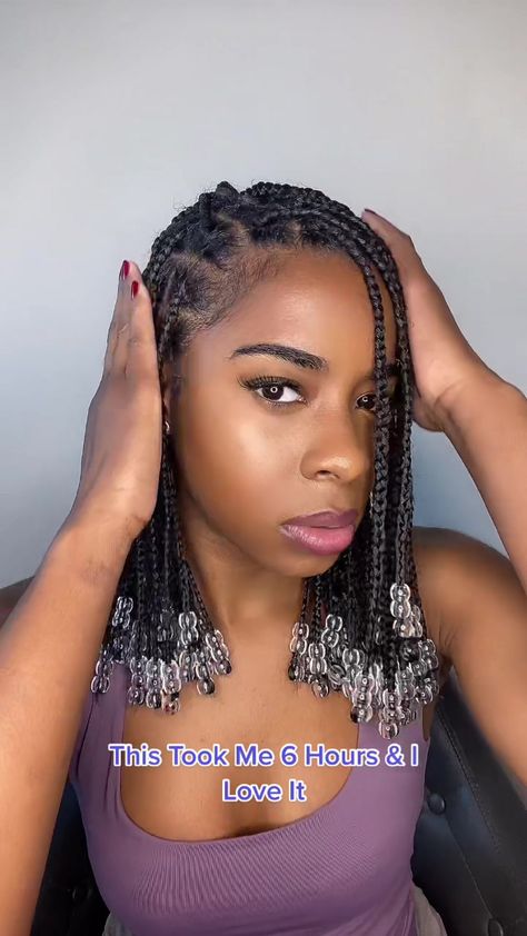 Short Knotless Braids With Wrapped Ends, Shoulder Knotless Braids With Beads, Shoulder Braids With Beads, Braid With Beads Black Women, Box Braids Short With Beads, Short Knot Less Braids With Beads, Short Bohemian Knotless Braids With Beads, Styling Short Braids With Beads, Knotless Shoulder Length Braids With Beads