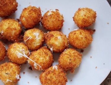 Fried Mozzarella Balls with Marinara Cream Sauce Will Change Your Life Mozzarella Balls, Cheese Balls, Finger Food Appetizers, Balls Recipe, Fried Food, Mozzarella Cheese, Finger Food, Easy Snacks, Appetizer Snacks