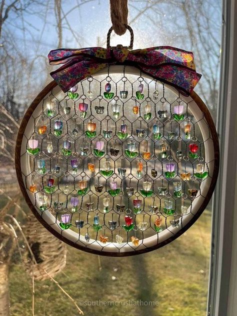 Wire Sun Catcher, Wire Sun, Chicken Wire Art, Chicken Wire Crafts, Crystal Suncatchers Diy, Chicken Wire Frame, Suncatcher Diy, Diy Suncatchers, Fantasy Garden