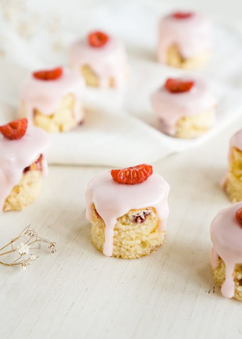 Baking For Friends, Rose Icing, Afternoon Tea Cakes, Tea Party Cake, Tea Cakes Recipes, Party Food Dessert, Raspberry Tea, Strawberry Tea, Tea Party Food