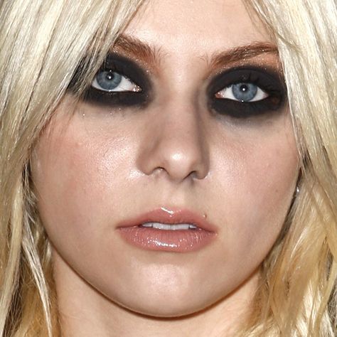 taylor-momsen-makeup-3 Raccoon Eye Makeup, Raccoon Eyes Makeup, Punk Makeup Eyes, Taylor Momsen Makeup, Raccoon Makeup, Punk Eye Makeup, Rock Star Style, Raccoon Eyes, Taylor Momsen Style